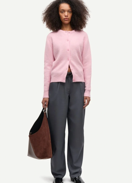 SAMSOE SAMSOE marca de moda escandinava con un diseño contemporáneo y minimalista. 2