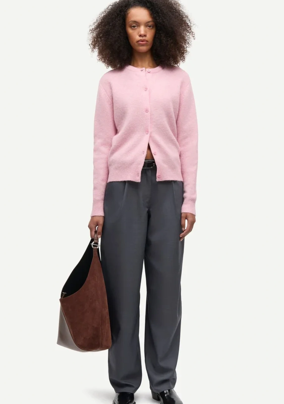 SAMSOE SAMSOE marca de moda escandinava con un diseño contemporáneo y minimalista.