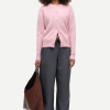 SAMSOE SAMSOE marca de moda escandinava con un diseño contemporáneo y minimalista.