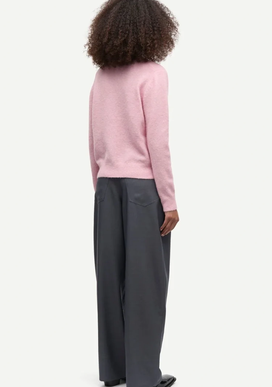SAMSOE SAMSOE marca de moda escandinava con un diseño contemporáneo y minimalista.