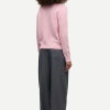 SAMSOE SAMSOE marca de moda escandinava con un diseño contemporáneo y minimalista.
