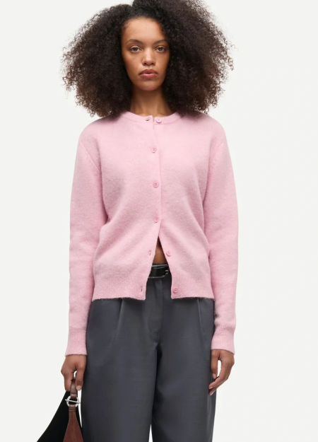 SAMSOE SAMSOE marca de moda escandinava con un diseño contemporáneo y minimalista.