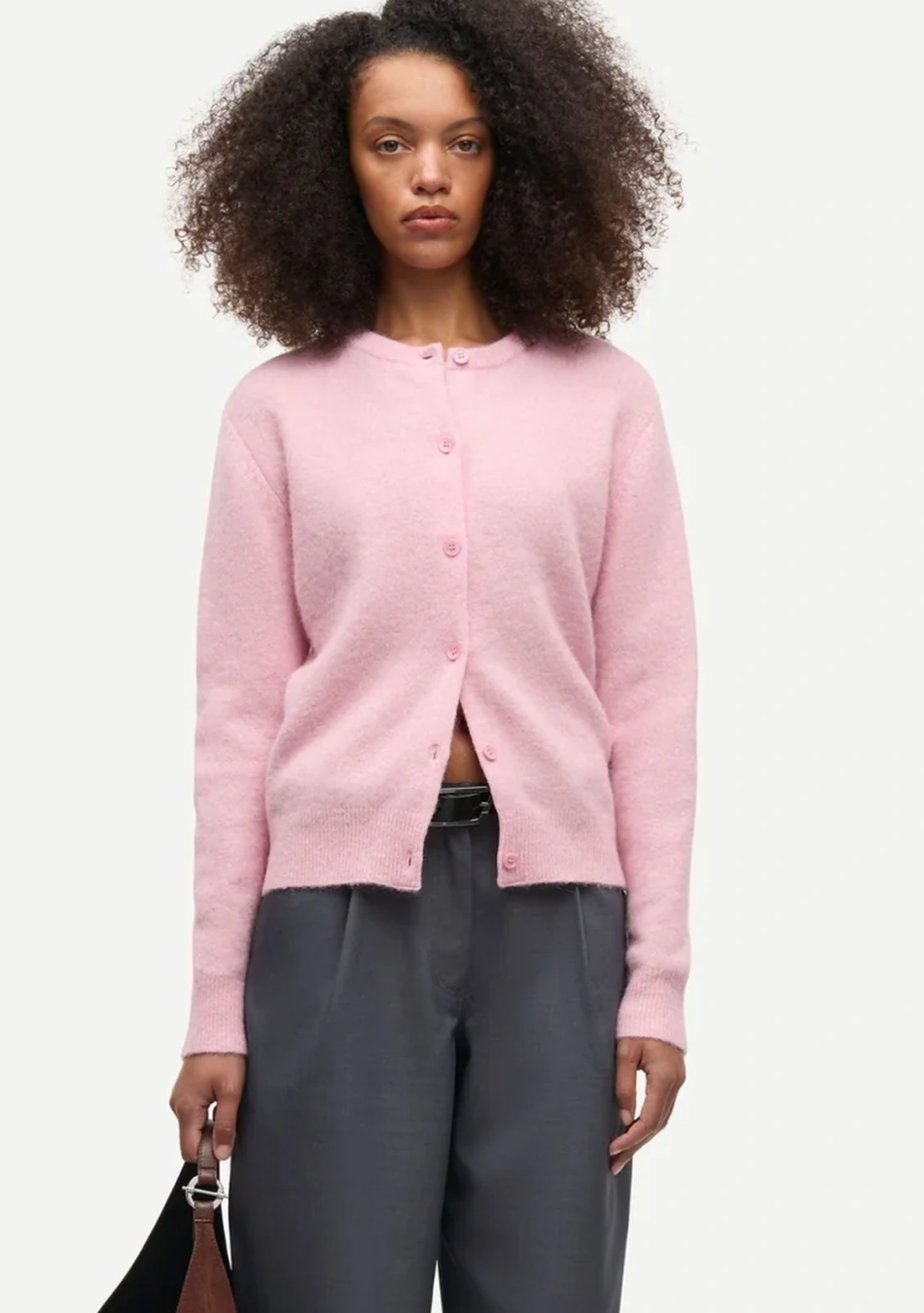 SAMSOE SAMSOE marca de moda escandinava con un diseño contemporáneo y minimalista.