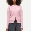 SAMSOE SAMSOE marca de moda escandinava con un diseño contemporáneo y minimalista.