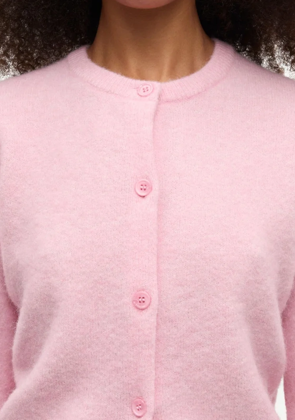 SAMSOE SAMSOE marca de moda escandinava con un diseño contemporáneo y minimalista.