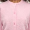 SAMSOE SAMSOE marca de moda escandinava con un diseño contemporáneo y minimalista.