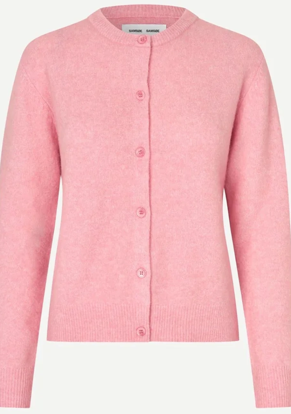 SAMSOE SAMSOE marca de moda escandinava con un diseño contemporáneo y minimalista.