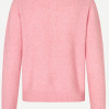 SAMSOE SAMSOE marca de moda escandinava con un diseño contemporáneo y minimalista.