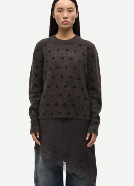 SAMSOE SAMSOE marca de moda escandinava con un diseño contemporáneo y minimalista.