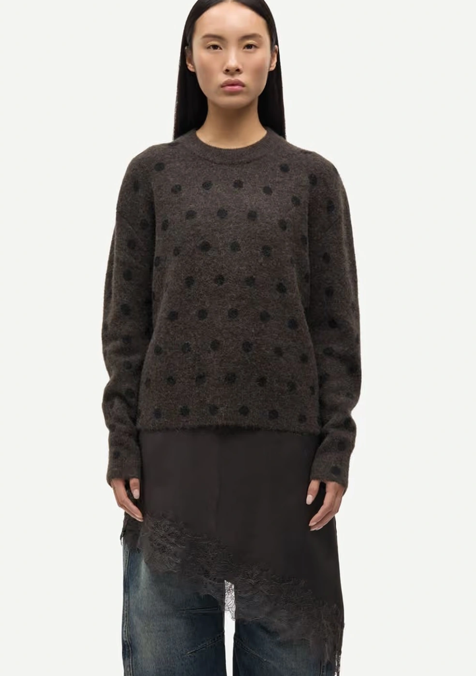 SAMSOE SAMSOE marca de moda escandinava con un diseño contemporáneo y minimalista.