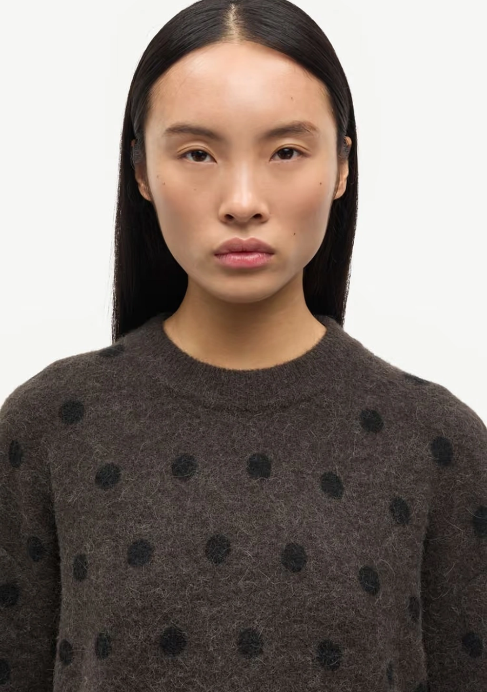 SAMSOE SAMSOE marca de moda escandinava con un diseño contemporáneo y minimalista.