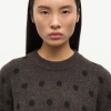 SAMSOE SAMSOE marca de moda escandinava con un diseño contemporáneo y minimalista.
