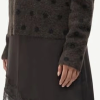 SAMSOE SAMSOE marca de moda escandinava con un diseño contemporáneo y minimalista.