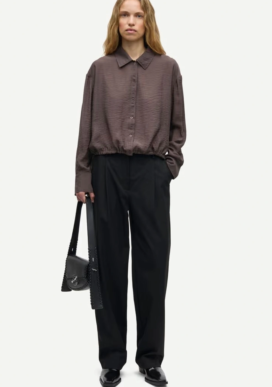 SAMSOE SAMSOE marca de moda escandinava con un diseño contemporáneo y minimalista.