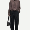SAMSOE SAMSOE marca de moda escandinava con un diseño contemporáneo y minimalista.