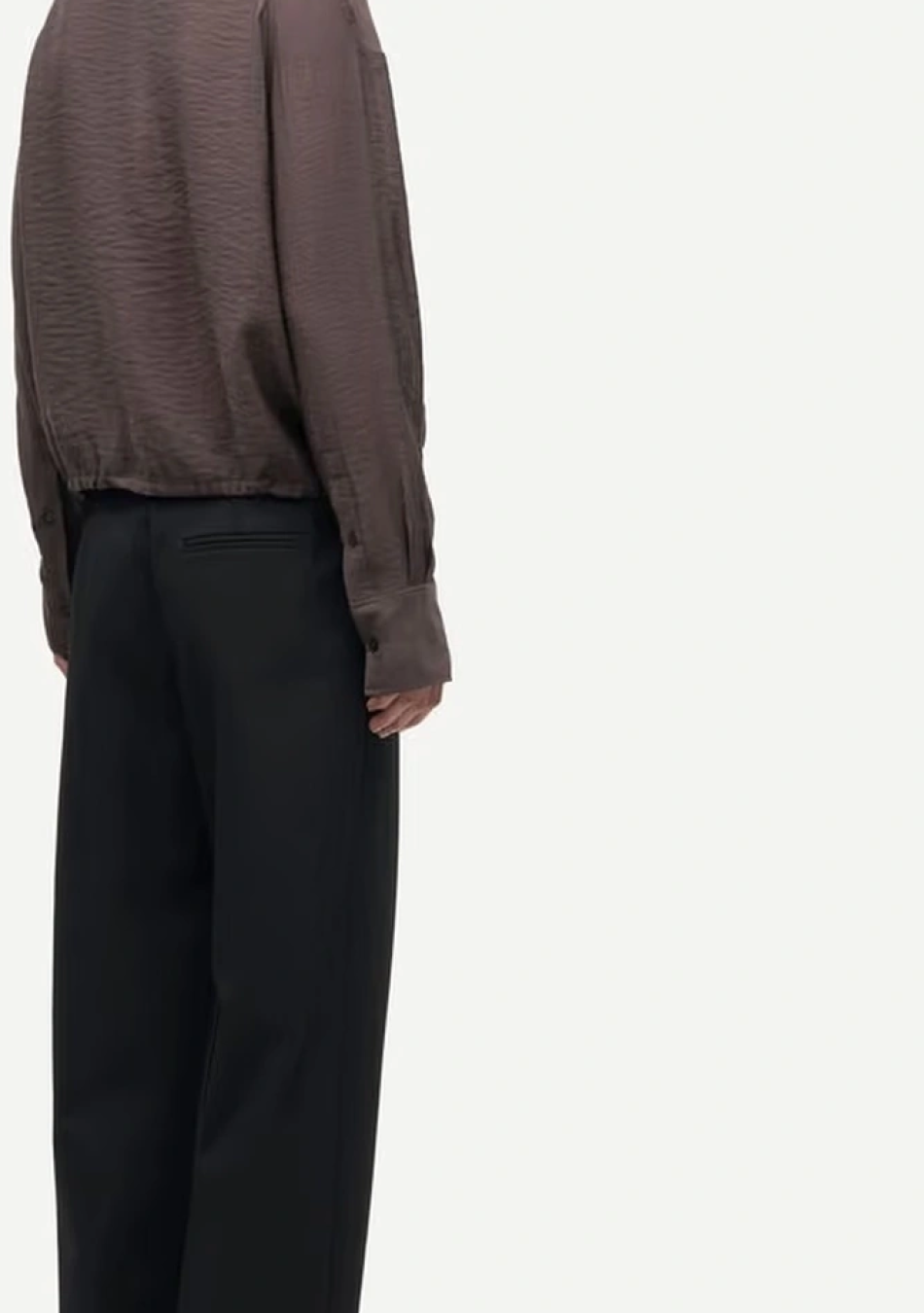 SAMSOE SAMSOE marca de moda escandinava con un diseño contemporáneo y minimalista.