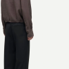 SAMSOE SAMSOE marca de moda escandinava con un diseño contemporáneo y minimalista.