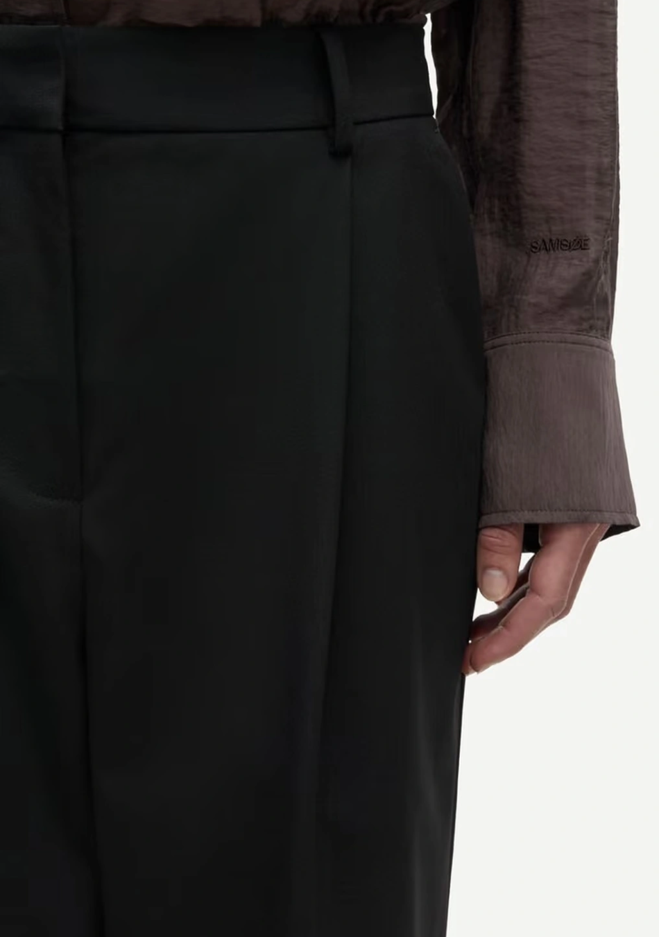 SAMSOE SAMSOE marca de moda escandinava con un diseño contemporáneo y minimalista.