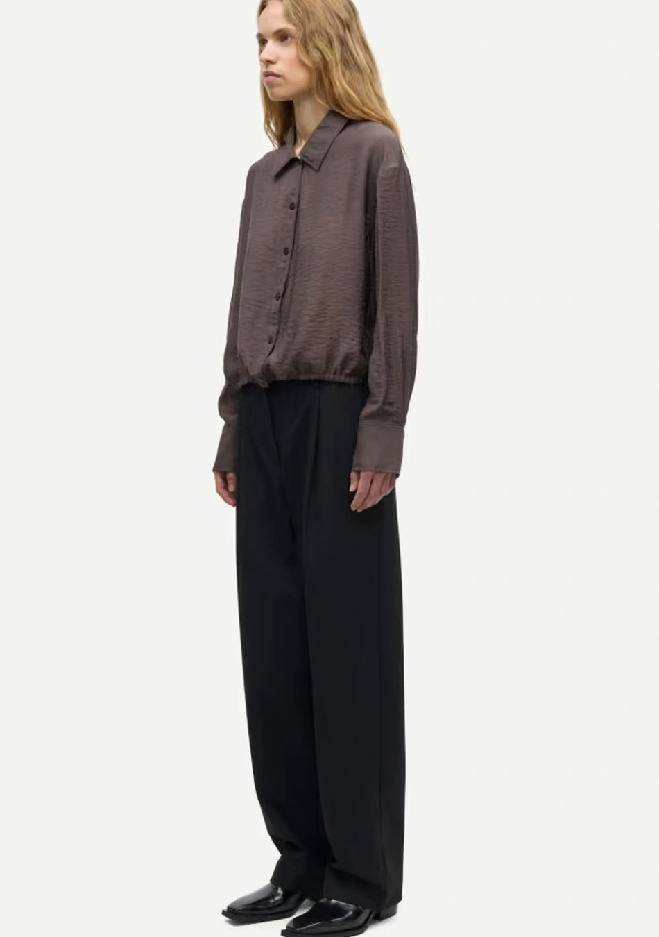 SAMSOE SAMSOE marca de moda escandinava con un diseño contemporáneo y minimalista.