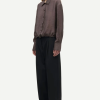 SAMSOE SAMSOE marca de moda escandinava con un diseño contemporáneo y minimalista.