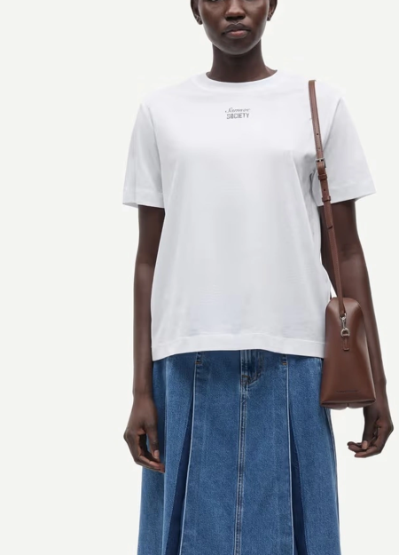 SAMSOE SAMSOE marca de moda escandinava con un diseño contemporáneo y minimalista.