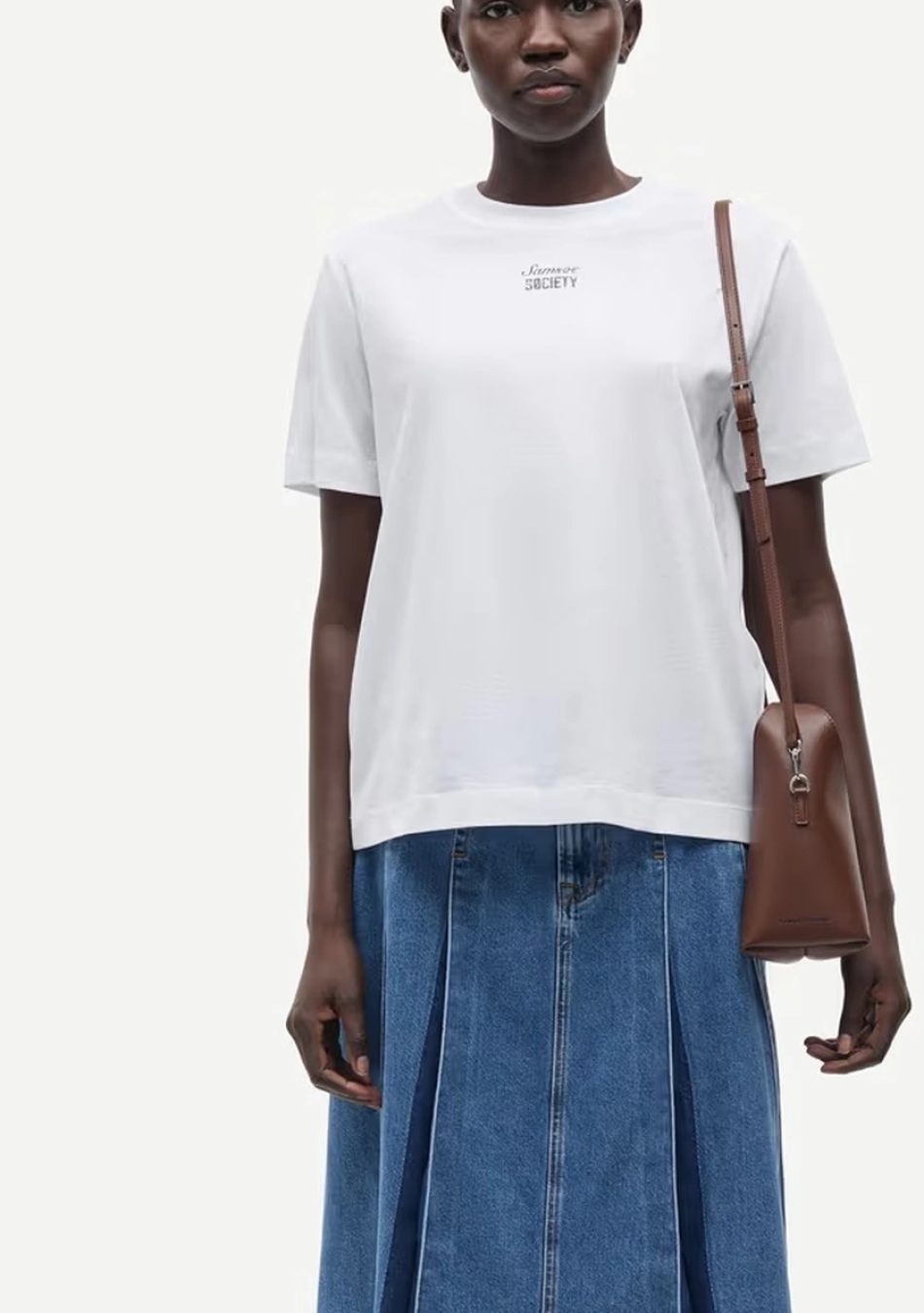 SAMSOE SAMSOE marca de moda escandinava con un diseño contemporáneo y minimalista.