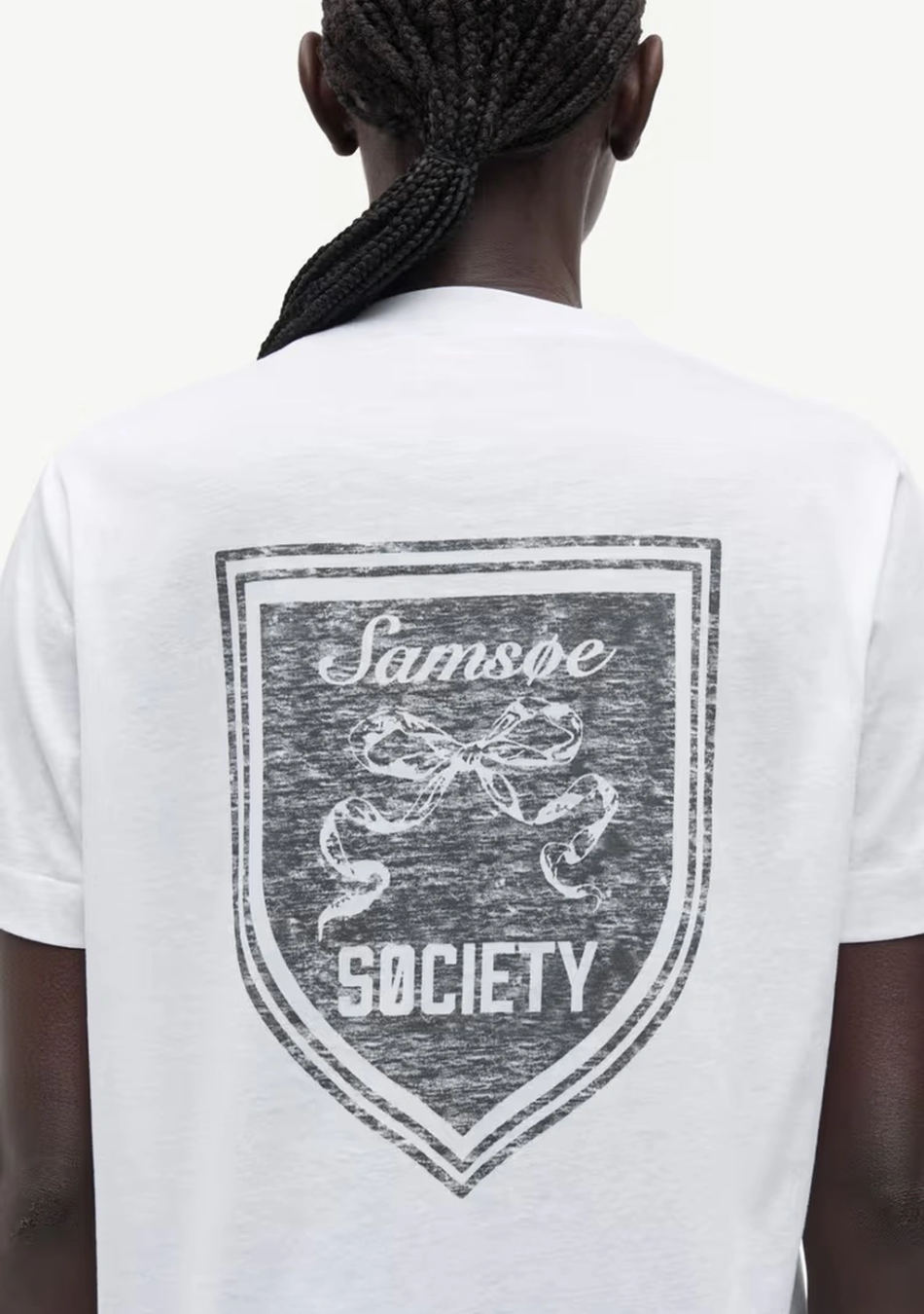SAMSOE SAMSOE marca de moda escandinava con un diseño contemporáneo y minimalista.