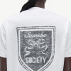 SAMSOE SAMSOE marca de moda escandinava con un diseño contemporáneo y minimalista.