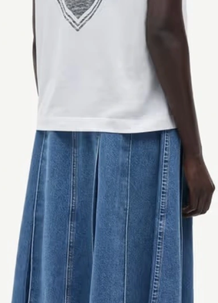 SAMSOE SAMSOE marca de moda escandinava con un diseño contemporáneo y minimalista. 2