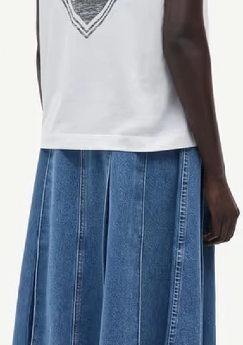 SAMSOE SAMSOE marca de moda escandinava con un diseño contemporáneo y minimalista.