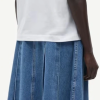 SAMSOE SAMSOE marca de moda escandinava con un diseño contemporáneo y minimalista.