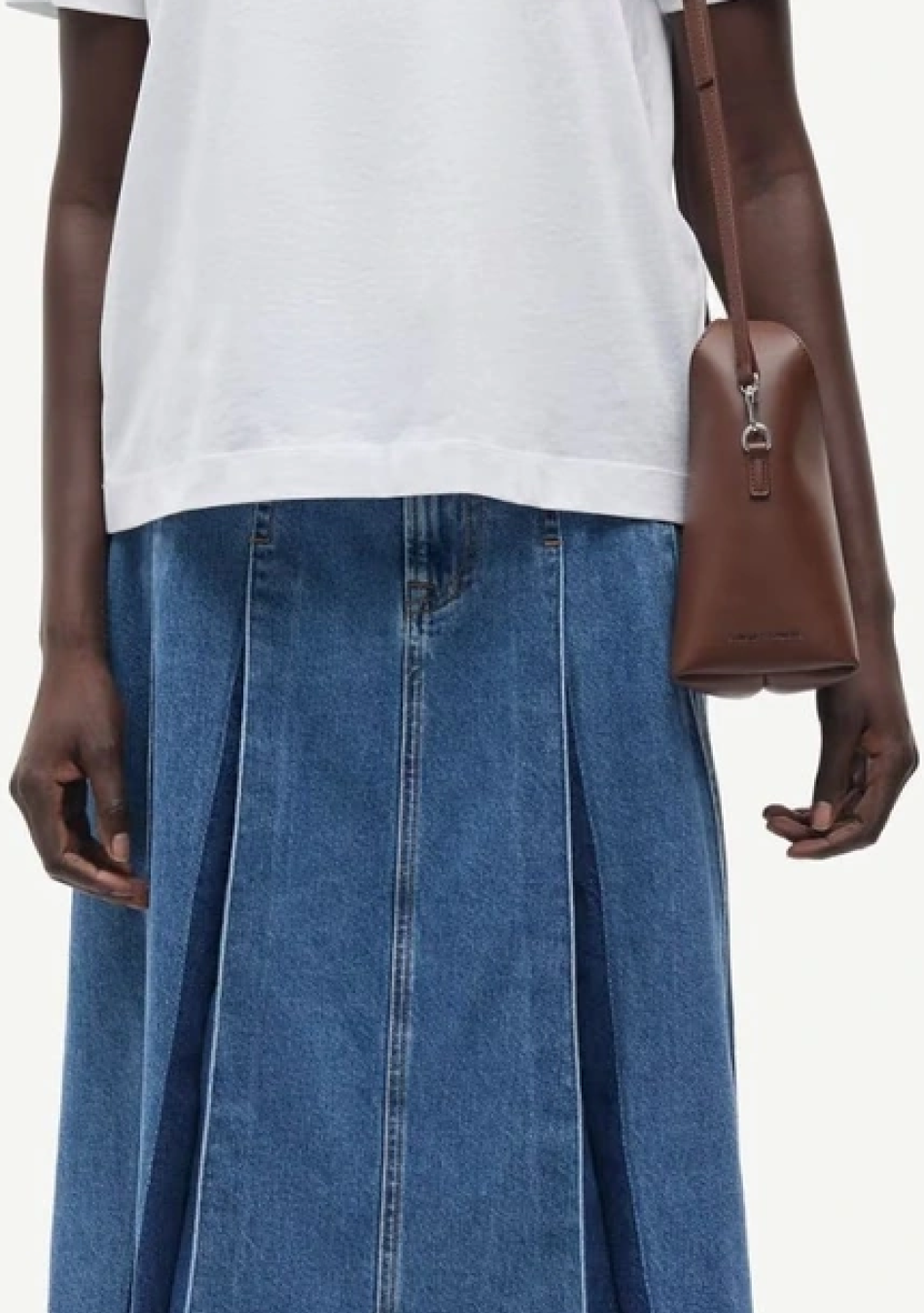 SAMSOE SAMSOE marca de moda escandinava con un diseño contemporáneo y minimalista.
