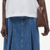 SAMSOE SAMSOE marca de moda escandinava con un diseño contemporáneo y minimalista.