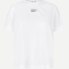 SAMSOE SAMSOE marca de moda escandinava con un diseño contemporáneo y minimalista.