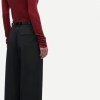 SAMSOE SAMSOE marca de moda escandinava con un diseño contemporáneo y minimalista.