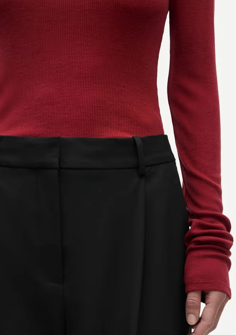 SAMSOE SAMSOE marca de moda escandinava con un diseño contemporáneo y minimalista.