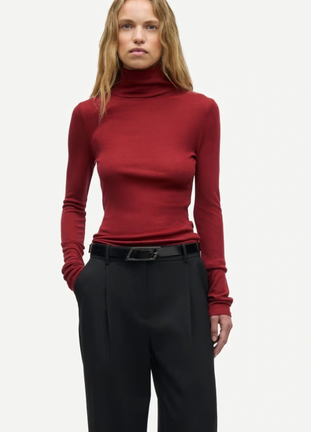 SAMSOE SAMSOE marca de moda escandinava con un diseño contemporáneo y minimalista.