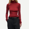 SAMSOE SAMSOE marca de moda escandinava con un diseño contemporáneo y minimalista.