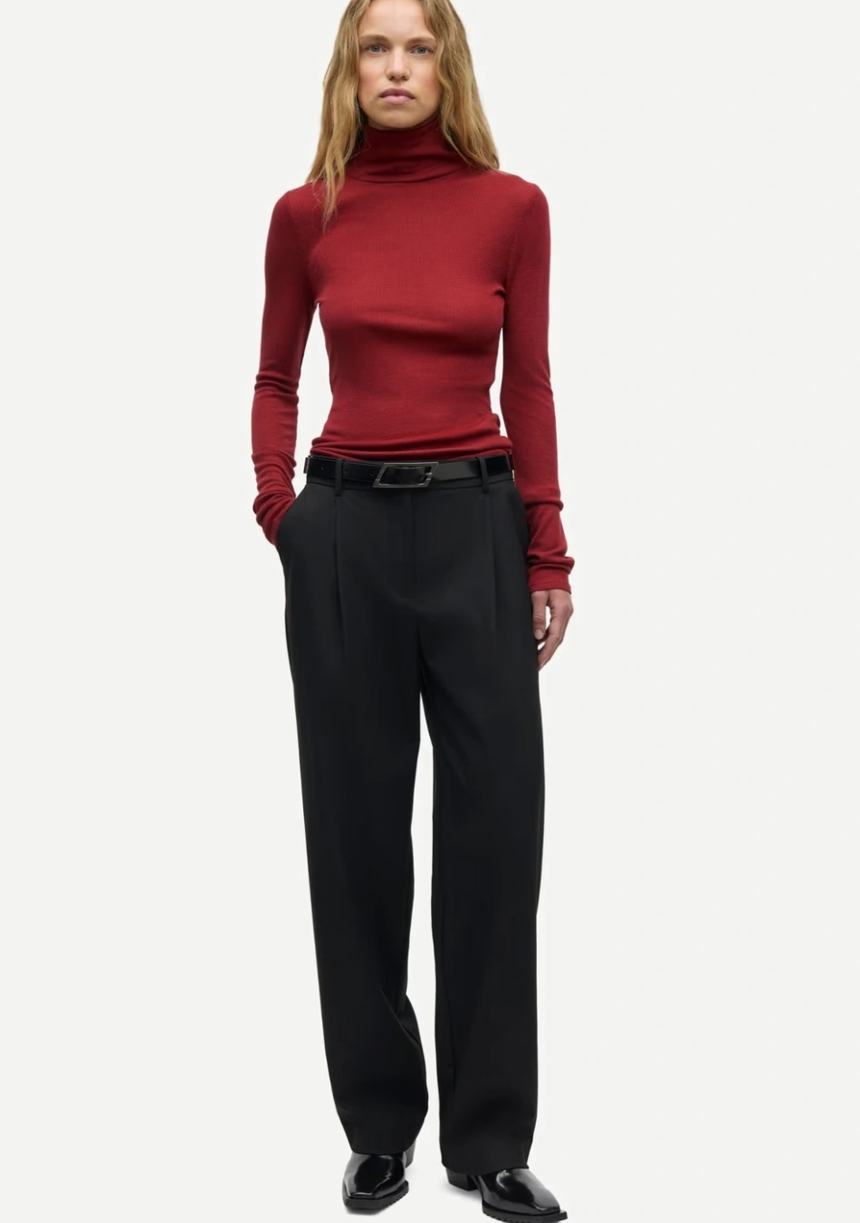 SAMSOE SAMSOE marca de moda escandinava con un diseño contemporáneo y minimalista.