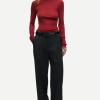 SAMSOE SAMSOE marca de moda escandinava con un diseño contemporáneo y minimalista.