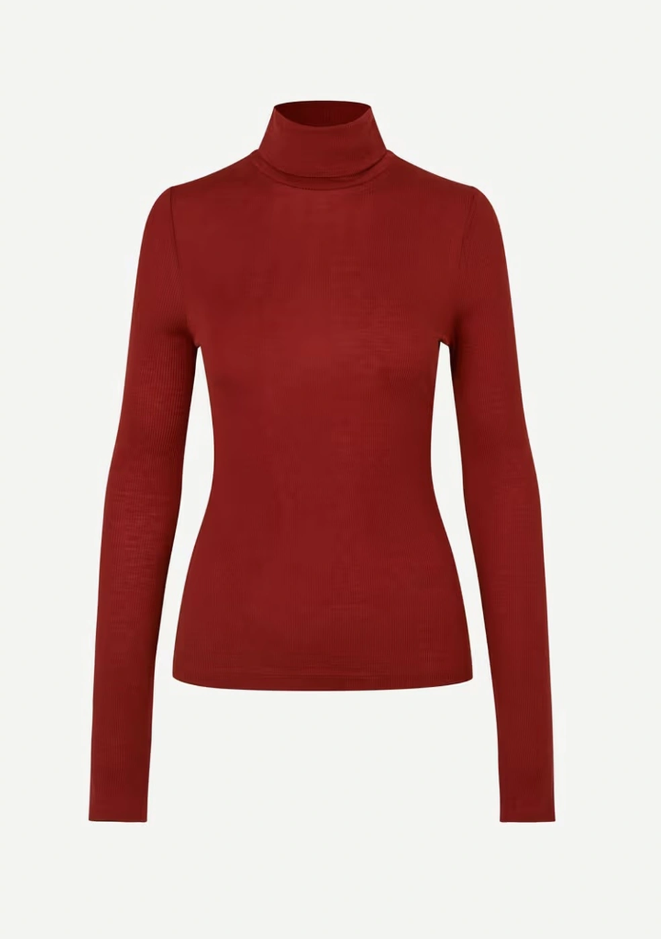 SAMSOE SAMSOE marca de moda escandinava con un diseño contemporáneo y minimalista.