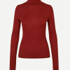 SAMSOE SAMSOE marca de moda escandinava con un diseño contemporáneo y minimalista.