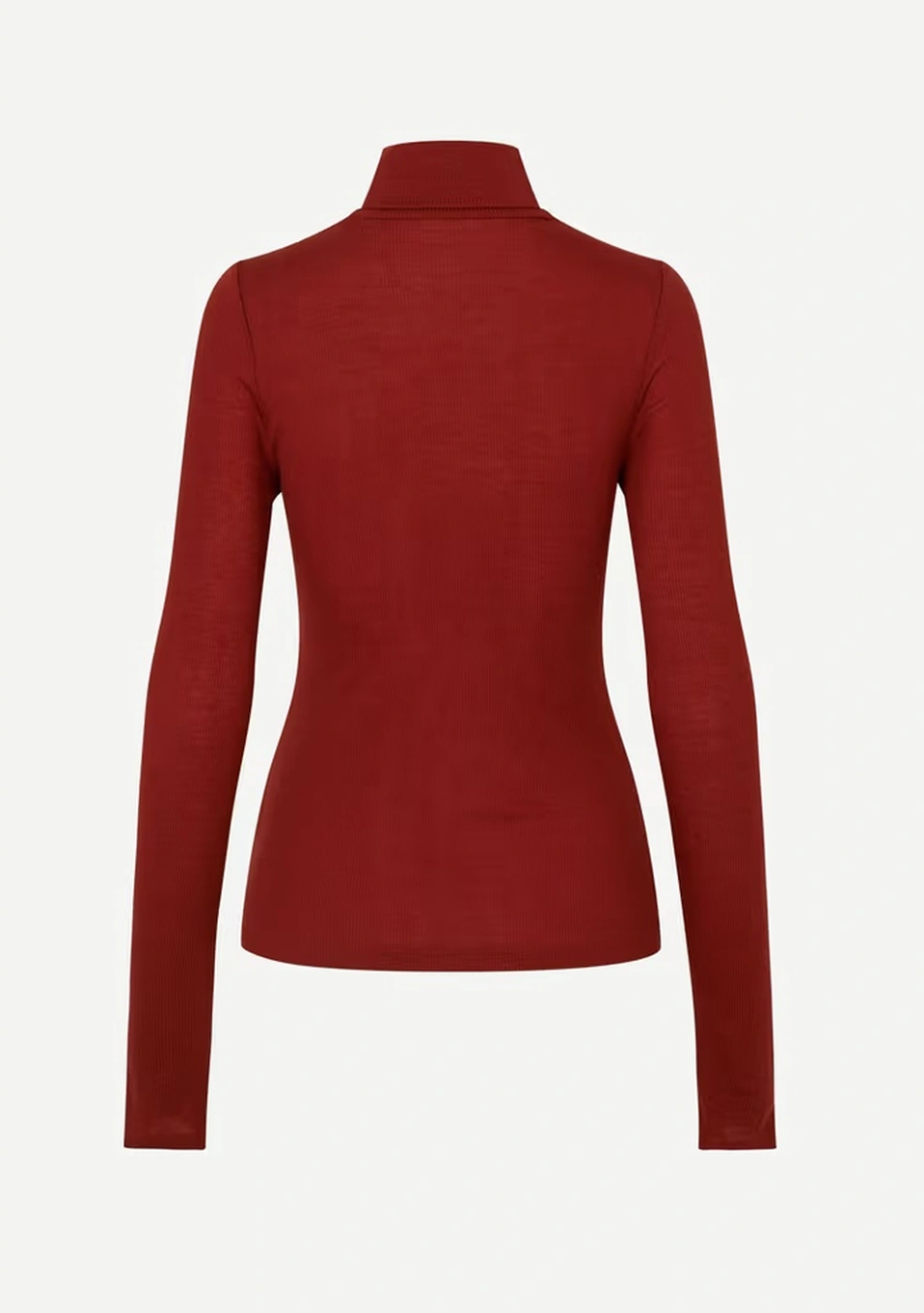 SAMSOE SAMSOE marca de moda escandinava con un diseño contemporáneo y minimalista.