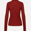 SAMSOE SAMSOE marca de moda escandinava con un diseño contemporáneo y minimalista.