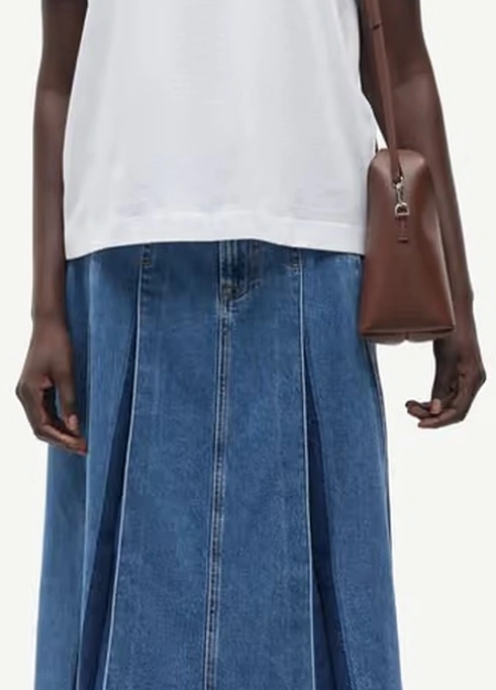 SAMSOE SAMSOE marca de moda escandinava con un diseño contemporáneo y minimalista.