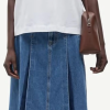 SAMSOE SAMSOE marca de moda escandinava con un diseño contemporáneo y minimalista.