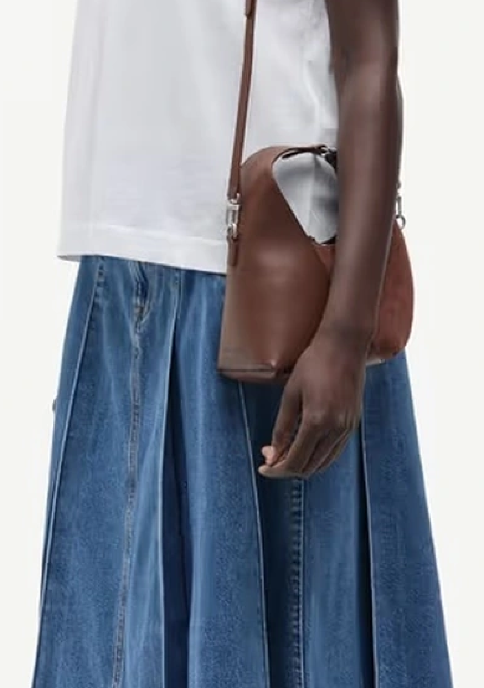 SAMSOE SAMSOE marca de moda escandinava con un diseño contemporáneo y minimalista.