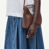 SAMSOE SAMSOE marca de moda escandinava con un diseño contemporáneo y minimalista.