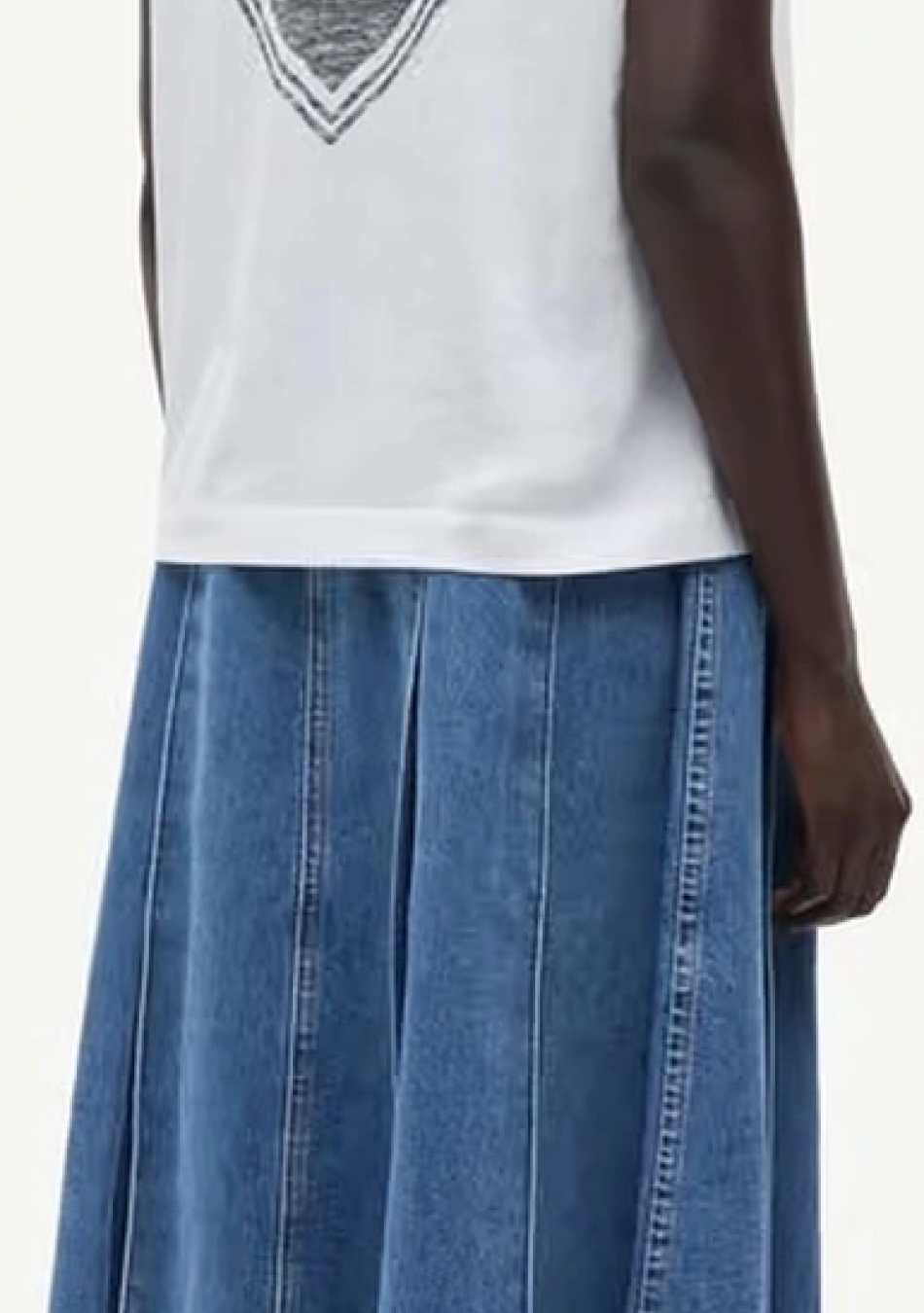 SAMSOE SAMSOE marca de moda escandinava con un diseño contemporáneo y minimalista.