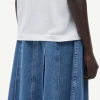 SAMSOE SAMSOE marca de moda escandinava con un diseño contemporáneo y minimalista.